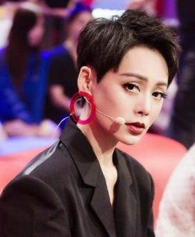 寧靜演員與寶藏小店的邂逅，小巷深處的表演與美食之旅