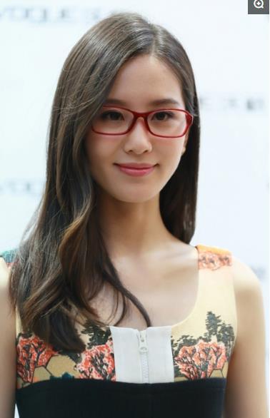 鏡頭背后的挑戰(zhàn)與人生的無限可能，近視明星的故事