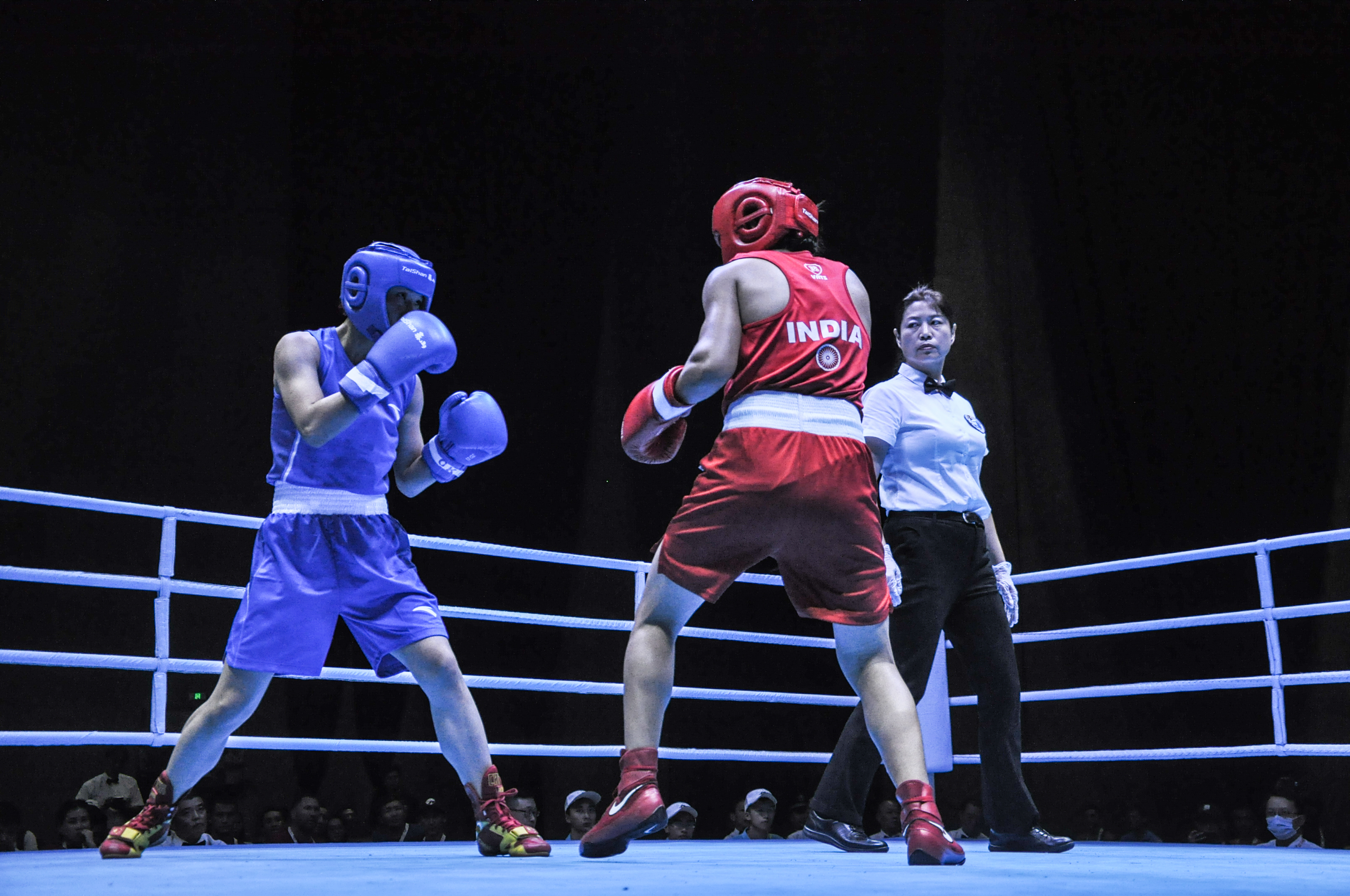 拳擊比賽的激烈對決與意外發(fā)現(xiàn)，多少回合揭曉勝負(fù)？