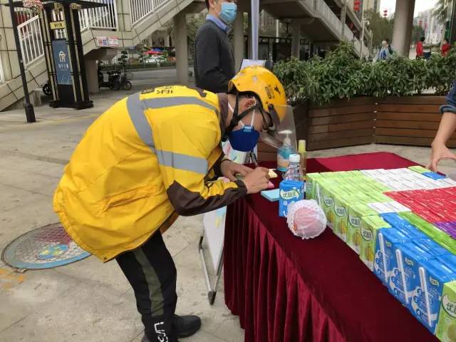 最新街頭攤位利器，創(chuàng)新與監(jiān)管的博弈挑戰(zhàn)街頭經(jīng)濟(jì)新趨勢(shì)