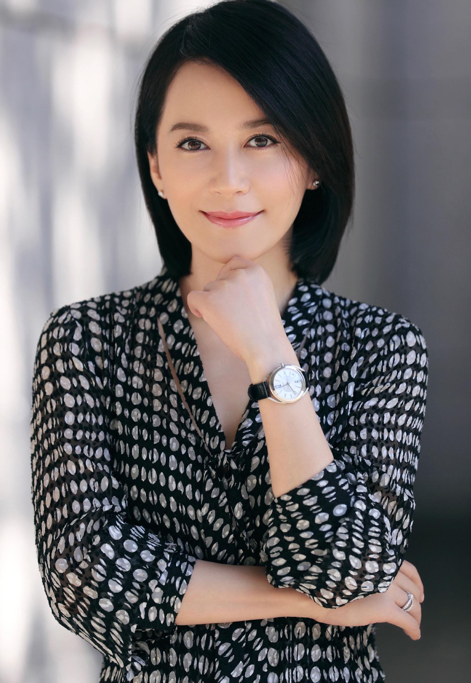 五十歲女星的自信魅力與成長(zhǎng)之路，歲月賦予的智慧與成長(zhǎng)的力量