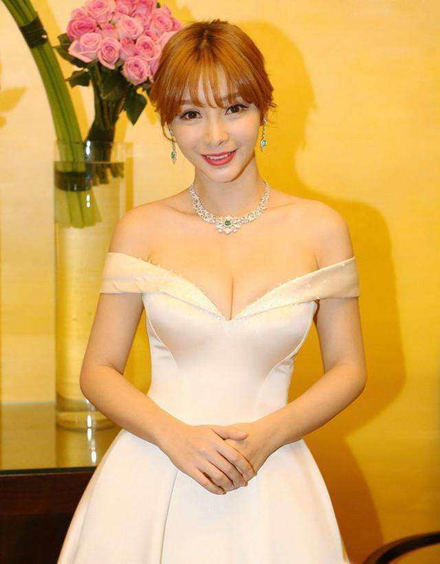 女演員柳巖探秘小巷獨特小店，帶你領(lǐng)略獨特魅力的故事之旅