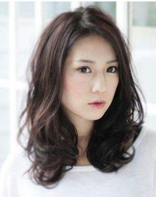 中長發(fā)女明星，展現(xiàn)變化、學(xué)習(xí)與自信的力量之美