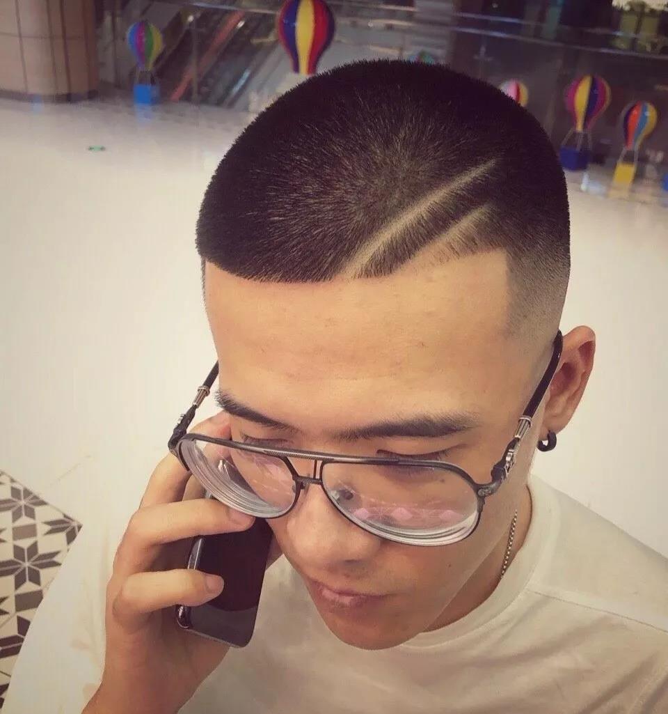 男生時(shí)尚發(fā)型推薦，小巷深處的獨(dú)特魅力風(fēng)采