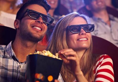 電影中的手牽手藝術(shù)，小巷深處的浪漫邂逅之道