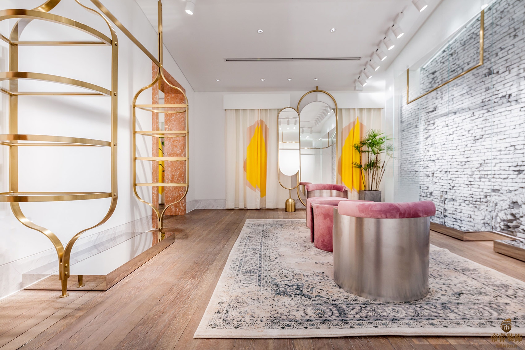 時尚試衣間風(fēng)采，科技新品重塑未來時尚體驗(yàn)