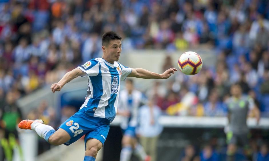 足球比賽的藝術(shù)表現(xiàn)與競(jìng)技精神交融瞬間畫(huà)作品欣賞