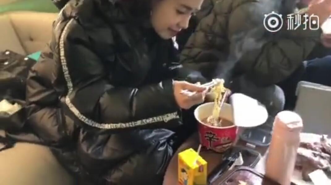 明星吃泡面，一碗面的日常與友情故事