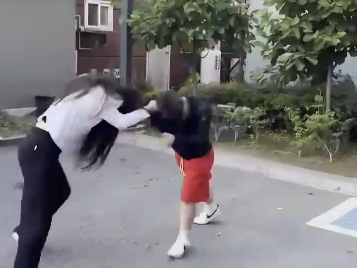 女生打架熱血瞬間大放送，不容錯(cuò)過的更新！