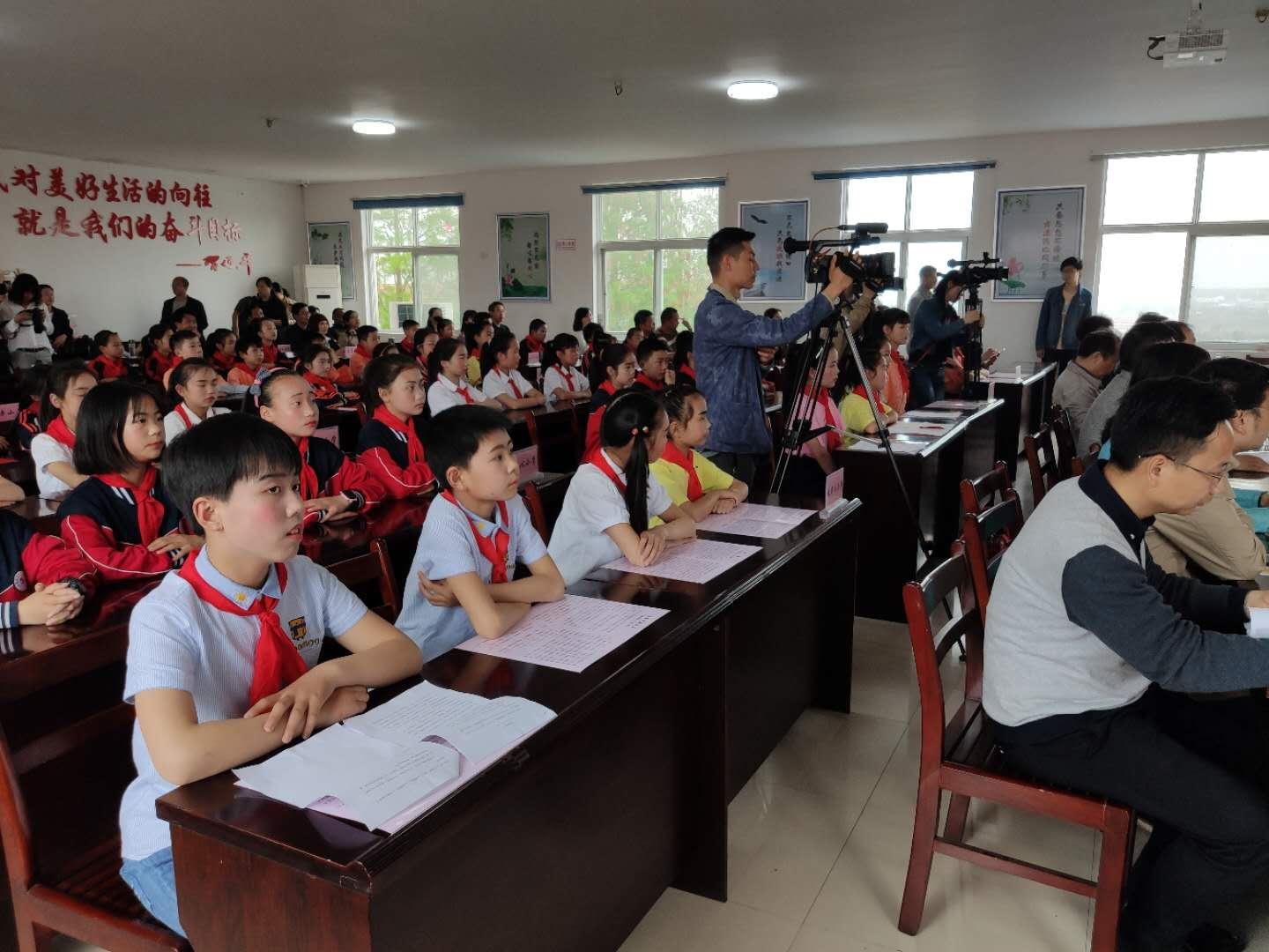 誦讀比賽的奇遇與小巷特色小店的探索之旅