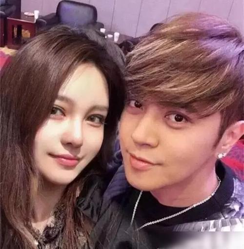 最新情侶造型，攜手走向自信的旅程