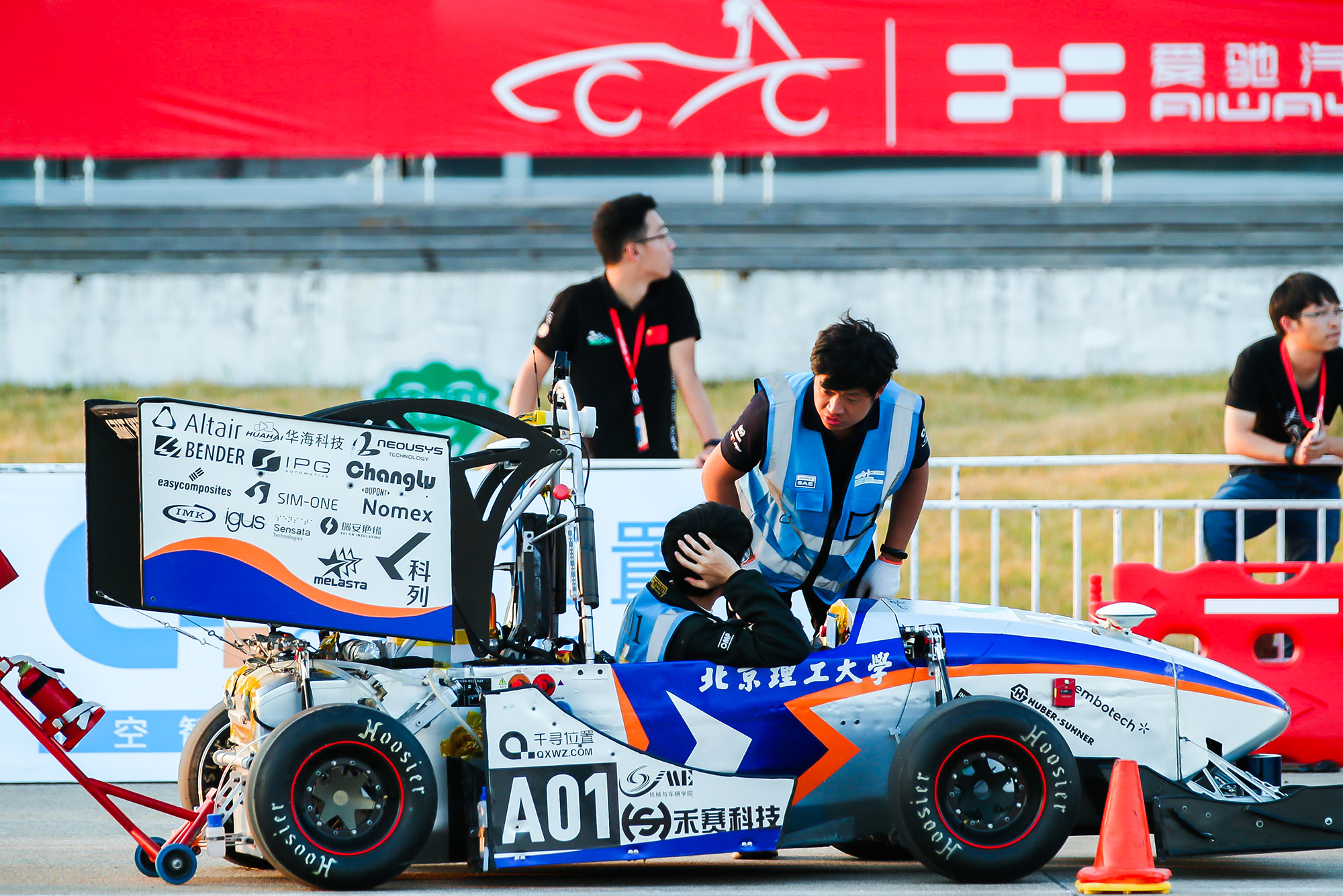 少年賽車比賽，速度與激情的較量之戰(zhàn)