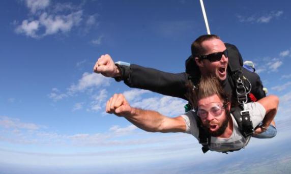 最新極限運(yùn)動(dòng)挑戰(zhàn)，勇敢的心與友情的紐帶展現(xiàn)驚人魄力