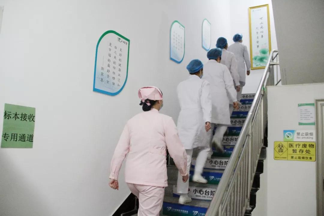 最新冠形病毒，小巷深處的獨(dú)特邂逅