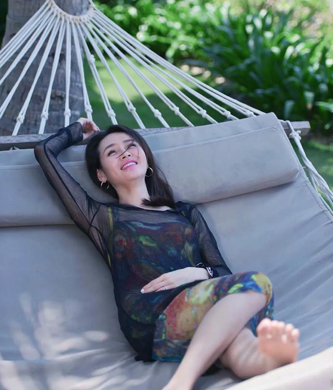 于明加的快樂日常，友情、家庭與愛的溫馨時光