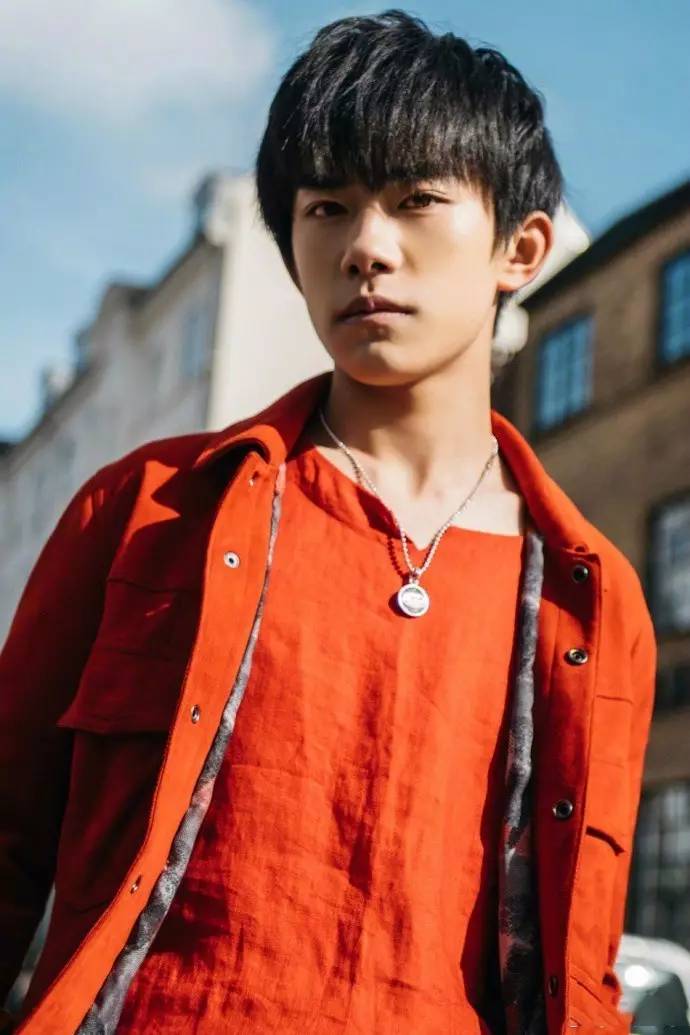 易烊千璽北京街拍，時代風尚的標桿