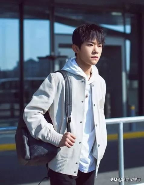 易烊千璽2025最新街拍，小巷深處的時(shí)尚魅力