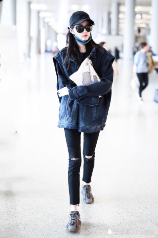 關(guān)曉彤機(jī)場(chǎng)新照，力量與自信的綻放之美