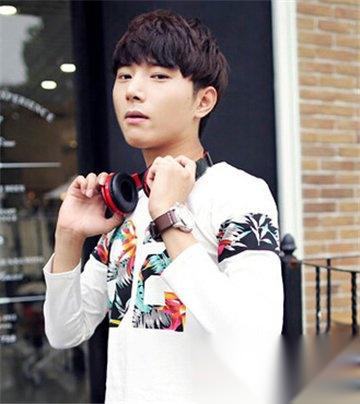 最新青年短發(fā)型圖片男的友情故事與發(fā)型風(fēng)采展示